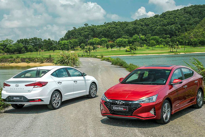 Hyundai Elantra sở hữu thiết kế mượt mà, uyển chuyển nhưng vẫn đủ sự lôi cuốn và quyến rũ mỗi khi xuất hiện. Và điều này cũng khá phù hợp với các chị em phụ nữ khi sử dụng. Điểm nổi bật nhất của Hyundai Elantra chính là mức giá tương đối mềm, gần tương đồng với các dòng xe hạng cao cấp nhất, nhưng sở hữu không gian rộng rãi và công nghệ hiện đại của xe hạng C.