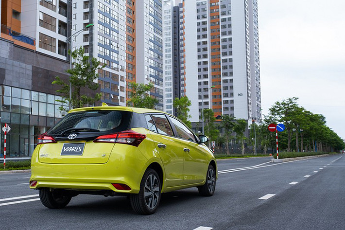 Toyota Yaris còn được trang bị động cơ 2NR-FE dung tích 1.5 lít xe tiếp tục sử dụng đơn vị I4 1,5 lít DOHC, Dual VVT-i, sản sinh ra 107 mã lực ở 6.000 vòng/phút và mô-men xoắn cực đại 140Nm tại 4.200 vòng/phút. Giá xe Toyota Yaris được niêm yết từ 650 triệu đồng.