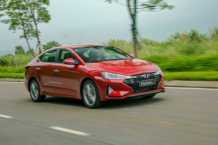 Xe sở hữu khá đầy đủ với màn hình trung tâm 7 inch, tích hợp Apple CarPlay, kết nối Bluetooth, AUX, Radio/MP4, cùng hệ thống âm thanh 6, điều hòa 2 vùng tự động với cửa gió cho hàng ghế sau, sạc điện thoại không dây chuẩn Qi, cốp mở điện thông minh… Elantra sở hữu động cơ xăng Gamma 1.6L, động cơ xăng Nu 2.0L và động cơ xăng tăng áp 1.6 T-GDi. Đi kèm là hộp số tự động 6 cấp hoặc 7 cấp ly hợp kép. Giá xe Hyundai Elantra được niêm yết từ 580 – 769 triệu đồng.