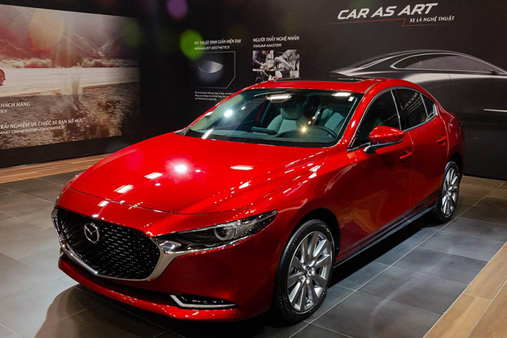 Tương tự ngôn ngữ thiết kế KODO trên Mazda2, nhưng Mazda3 được nâng cấp thêm một bậc, giúp mẫu xe này cá tính và trẻ trung hơn. Đây cũng là tinh thần mà các chị em mong muốn khi sở hữu ôtô, và Mazda3 sẽ là lựa chọn đáng cân nhắc với chị em. Trang bị đáng chú ý trên xe là khả năng hỗ trợ với màn hình hiển thị kính lái HUD, phanh tay điện tử, điều hòa tự động 2 vùng với cửa gió cho hàng ghế sau…