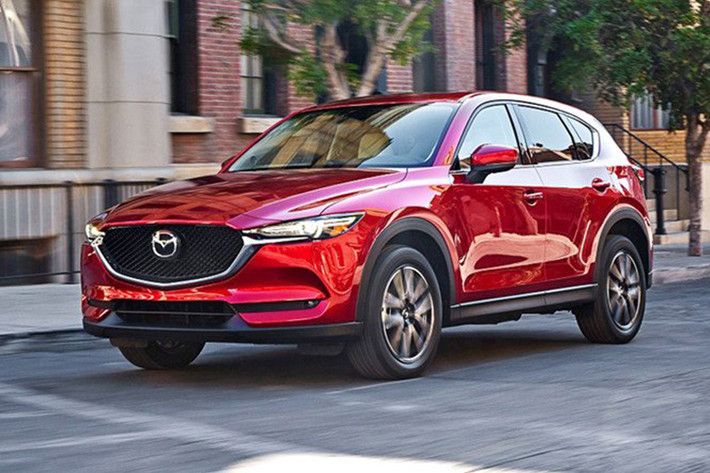 Khả năng vận hành Mazda CX-5 cũng tương đối vừa phải với hai động cơ SkyActiv-G 2.0L và 2.5L. Đi kèm là hộp số tự động 6 cấp và tùy chọn hệ thống dẫn động 2WD hay AWD. Đặc biệt, Mazda CX-5 được bổ sung hệ thống an toàn i-Activsense với cảnh báo điểm mù, cảnh báo chệch làn đường và cảnh báo phương tiện cắt ngang… Giá xe Mazda CX-5 đang được niêm yết từ 899 – 1.149 triệu đồng.