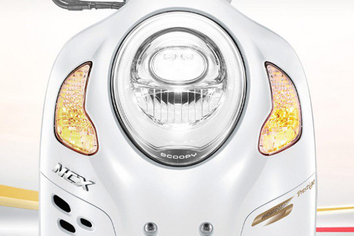 Kích thước tổng thể của xe ga Honda Scoopy Prestige là 684mm x 1,874mm x 1,074 mm với chiều dài cơ sở 1255mm, khoảng sáng gầm 145mm và chiều cao yên là 747mm. Cùng với khối lượng chỉ 93kg, xe phù hợp với thể trạng của nhiều người sử dụng và tạo sự linh hoạt khi di chuyển trên đường phố.