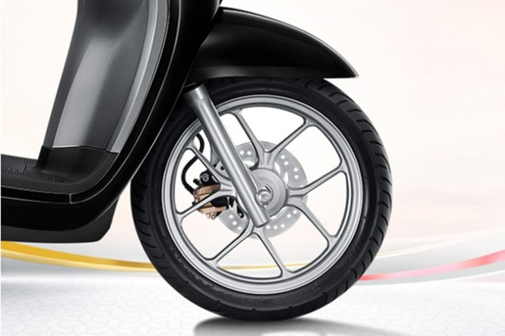 Scoopy Prestige được trang bị bộ vành đúc đường kính 14 inch đi kèm với đó là bộ lốp không săm có kích thước trước sau lần lượt là 80/90-14M/C 40P và 90/90-14M/C 46P.