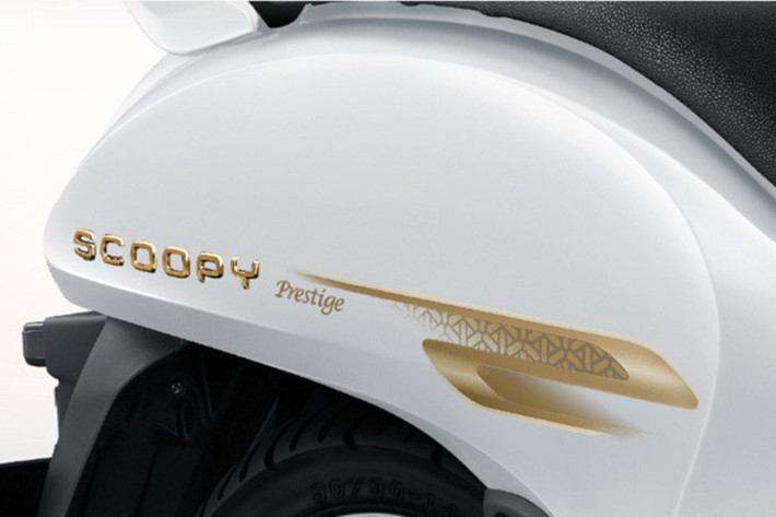 Nhãn hiệu Prestige trông cực kỳ sang trọng và cao cấp cũng xuất hiện tại vị trí ốp sườn của Honda Scoopy 2024 phiên bản Prestige mới. NCX Honda đã điều phối họa tiết bộ tem này để có màu sắc đồng điệu với tem nổi.