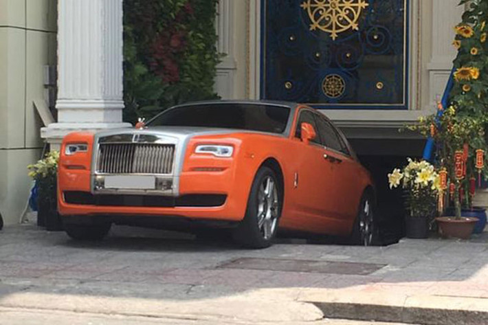 Ban đầu chiếc Rolls-Royce Phantom của ông chủ Đại Nam có màu sơn đen, nhưng sau đó đã được chủ nhân cho sơn lại màu đỏ. Hiện tại, chiếc xe siêu sang Rolls-Royce Phantom mang biển 61A-007.89 đã được Dũng "Lò Vôi" bán đi.