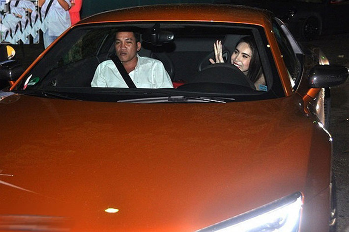 Thậm chí, trong lần xuất hiện này, một nhân viên kỹ thuật của Audi phải ngồi bên ghế phụ để hỗ trợ Thủy Tiên trong việc điều khiển siêu xe Audi R8 V10 Plus. Sau đó, khi Thủy Tiên lái xe Audi R8 đến chỗ diễn, người này có nhiệm vụ đánh xe đi đỗ ở nơi khác.