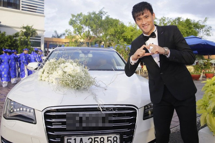 Trong đó, vào năm 2012, cặp đôi này đã được hãng Audi Việt Nam lựa chọn làm đại sứ cho dòng xe Audi A5 Sportback, trong suốt 4 năm sau đó, cặp đôi này luôn là đại sứ của thương hiệu xe sang Audi tại Việt Nam.