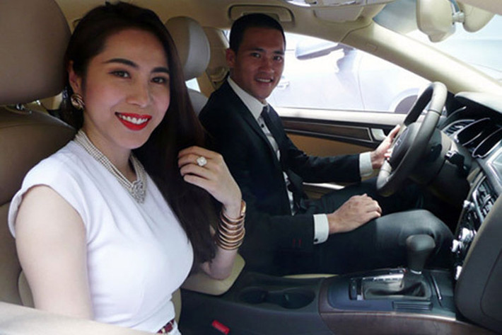 Khoảng 2 năm trở lại đây, Thủy Tiên - Công Vinh nhận được sự yêu thích đặc biệt của cộng đồng mạng cũng như người dân khi thường xuyên xuất hiện tại các "điểm nóng" để hỗ trợ các hoàn cảnh gặp khó khăn...