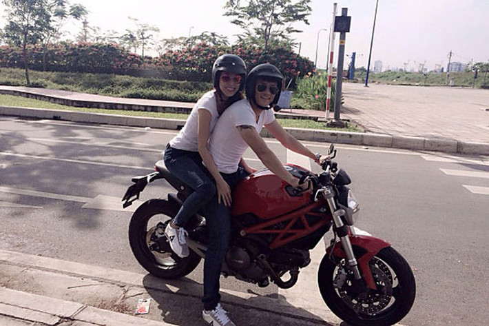 Bên cạnh những lần xuất hiện cùng xe Audi đắt tiền, Thủy Tiên từng chia sẻ diện đồ đôi và cả giày cũng "tông xuyệt tông" với chồng di chuyển trên chiếc xe môtô phân khối lớn Ducati Monster màu đỏ.