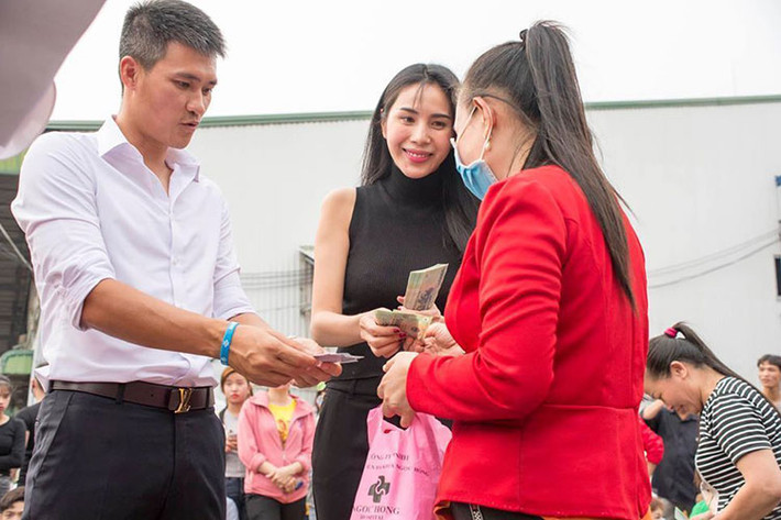 Nhưng nổi tiếng hơn cả là đi vào vùng lũ ở các tỉnh miền Trung vào giữa năm 2020 để phân phát tiền, lương thực và xây nhà tình thương từ các nguồn tiền của các nhà hảo tâm trên khắp cả nước gửi đến. Cũng từ câu chuyện này mà nữ doanh nhân có tiếng ở Việt Nam tố vợ chồng nữ ca sĩ ăn chặn gần 150 tỷ đồng tiền từ thiện.