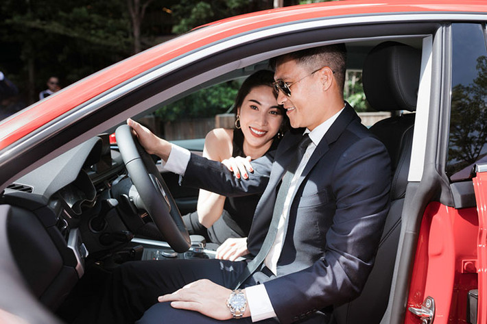 Ngoài dòng xe Audi A5 Sportback, nữ ca sĩ còn từng khoe trên mạng xã hội được chồng tặng cho 1 chiếc xe sedan hạng sang Audi A8L vào năm 2016 với mức giá lăn bánh có thể lên đến 6 tỷ đồng. Đây là dòng xe sang cao cấp và đầu bảng của Audi tại Việt Nam thời điểm đó.