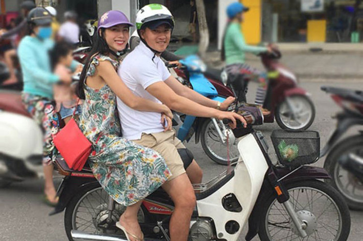 Họ từng trao gần 1 tỷ đồng tiền quyên góp cho hàng trăm công nhân tại Bình Dương, sau khi họ bị quỵt tất cả tiền lương, thưởng trước Tết năm ngoái, 2 tháng sau đó, cặp vợ chồng này mang số tiền 9,5 tỷ đồng để về miền Tây giúp đỡ người dân lắp máy lọc nước để chống hạn mặn.