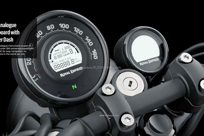 Bên cạnh cụm đèn pha LED hiện đại, tương tự trên Himalayan 450, xe còn có đồng hồ dạng điện tử hiện đại và đẹp mắt. Ngoài ra, xe còn được trang bị ổng sạc nhanh USB-C và hệ thống điều hướng Trippe.