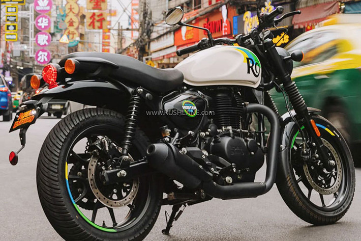 Hệ thống ống xả có thiết kế ngắn và to để duy trì trọng tâm xe. Trái ngược với đèn pha thì đèn hậu và xi-nhan sử dụng công nghệ LED. Các trang bị đáng chú ý khác của xe như phanh ABS phía trước, bộ ly hợp chống trượt &amp; hỗ trợ, mang lại cảm giác lái nhẹ nhàng hơn (không áp dụng cho bản Retro).