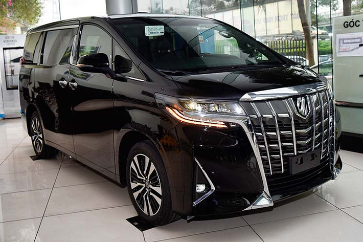 So với tháng trước, kết quả bán hàng của mẫu Toyota Alphard đã tăng lên 17 xe nhưng nó vẫn đứng ở vị trí thứ 2 trong top 10 xe bán chậm nhất tháng 12/2019. Trong suốt cả năm 2019 mới chỉ có 124 xe khách hàng lựa chọn, nguyên nhân chủ yếu vẫn là giá thành đắt đỏ.