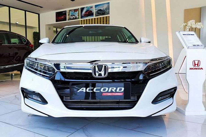 Honda Accord khiến khách hàng bất ngờ bởi tháng trước mẫu xe này vẫn có doanh số bán chạy thứ 2 toàn phân khúc xe hạng D (chỉ sau Toyota Camry), tháng 12/2019 lại bất ngờ ghi danh vào top xe ế với doanh số 45 xe. Cộng dồn 12 tháng của năm 2019 có 252 xe được đến tay người tiêu dùng. Nguyên nhân khiến Accord được ít người lựa chọn là bởi giá bán xe đang cao nhất phân khúc, từ 1.319 - 1.329 triệu đồng.