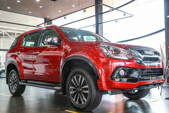 Isuzu Mu-X và D-Max đã quá quen thuộc với danh sách này khi tháng nào hãng cũng chỉ bán được con số rất lẹt đẹt. Với 39 xe Mu-X giao đến tay khách hàng trong tháng 12 đã nâng tổng lượng xe bán ra thị trường trong năm 2019 vừa qua lên đến 544 xe. Hiện nay mẫu SUV bán "ế" này đang được phân phối tại nước ta 3 phiên bản, giá niêm yết từ 820 - 1.120 triệu đồng.