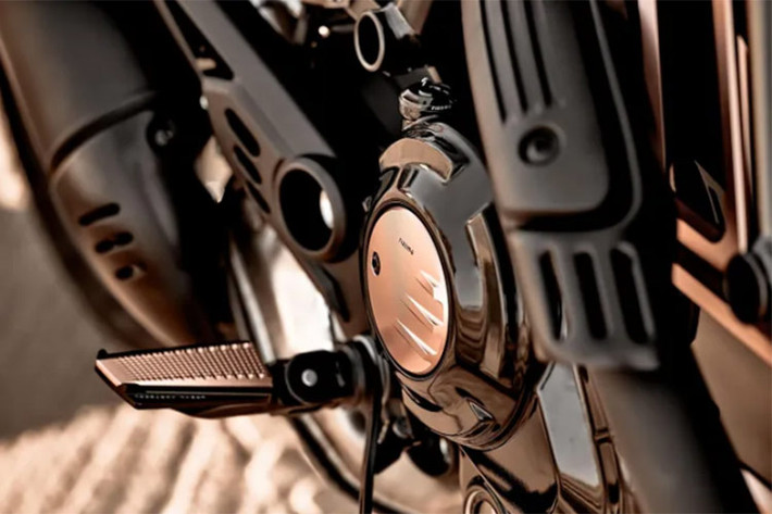 Đồng hồ điều khiển xe loại TFT-LCD cỡ 4.3 inch, có tùy chọn chế độ đa phương tiện của Ducati và có kết nối Bluetooth với điện thoại thông minh của lái xe.