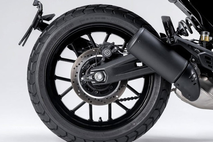 Vành bánh xe lớn 18-inch ở phía trước đi kèm với lốp cỡ 110/80, còn vành phía sau cỡ 17-inch với lốp cao su cỡ 180/55. Xe có hai chế độ lái Đường thường (Road) và Thể thao (Sport). Trên xe có hệ thống kiểm soát bám đường 4 cấp độ.