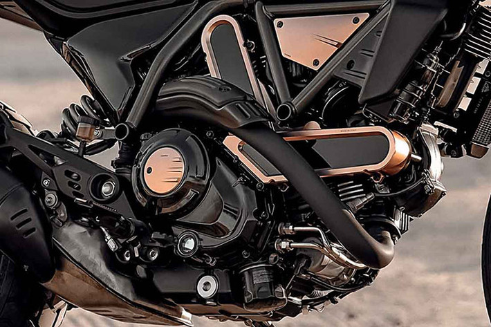 Trên xe có hệ thống chống bó cứng phanh ABS cua góc hiệu Bosch làm tiêu chuẩn. Ngoài những chi tiết trên, ấn bản kỷ niệm 10 năm của Ducati Scrambler có động cơ Desmodue làm mát bằng không khí, đôi xi lanh V-twin, dung tích 803cc.