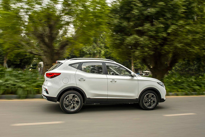 Hệ dẫn động vẫn là loại cầu trước nhưng đáng chú ý, hộp số không còn là loại tự động 4 cấp như ở bản nhập Trung Quốc mà đã được đổi sang loại vô cấp CVT đem lại các trải nghiệm lái êm ái hơn. Ngoài ra, hộp số này còn có tính năng giả lập 8 cấp số cho người dùng muốn trải nghiệm cảm giác lái “thể thao”.