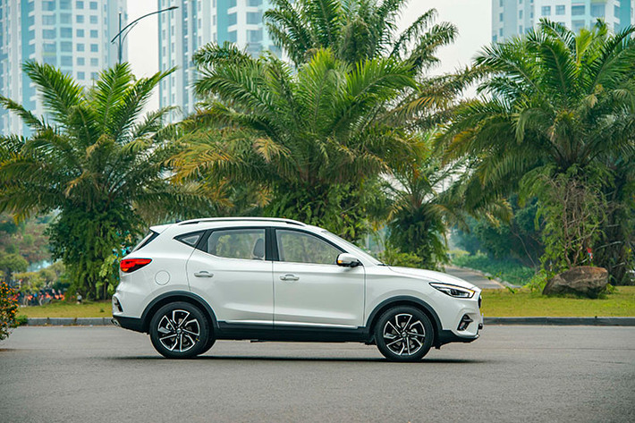 Theo đại diện nhà phân phối Tan Chong cho hay, mẫu xe MG ZS 2021 mới được nhập khẩu nguyên chiếc từ Thái Lan thay vì Trung Quốc như trước. Nhờ đó, mức giá bán của MG ZS mới hấp dẫn hơn so với lần ra mắt đầu tiên. Đây là phiên bản nâng cấp giữa vòng đời của mẫu B-SUV này với nhiều điểm mới hơn so với đời trước.