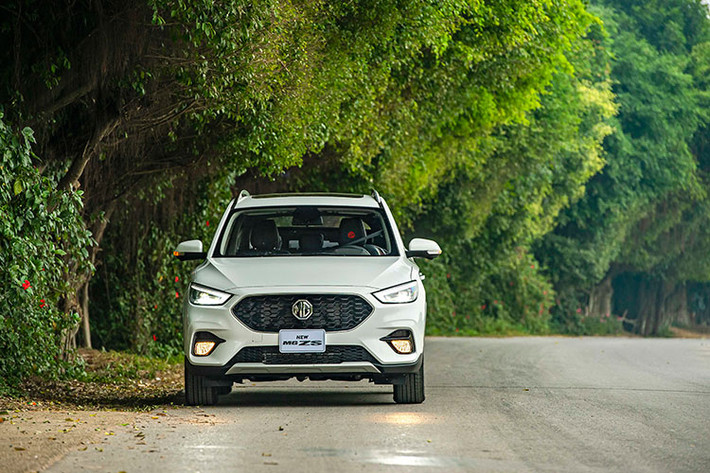 Ở phiên bản mới, MG ZS 2021 sở hữu ngoại hình trẻ trung hơn nhờ được lược bớt nhiều chi tiết rườm rà của "người tiền nhiệm", xe có 4 màu ngoại thất gồm: Trắng, Đỏ, Đen, Bạc. Phần đầu xe MG ZS 2021 đã được trau chuốt hơn với cụm lưới tản nhiệt mới dạng 3D sơn đen bóng nổi bật, phần viền phía trong sử dụng chất liệu crom hiện đại.