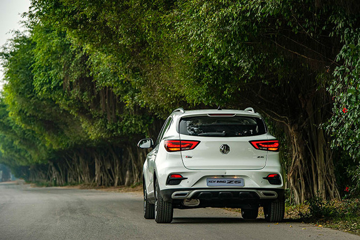 Nâng cấp đáng kể của chiếc SUV này phải kể đến cụm đèn pha giờ đây sử dụng công nghệ LED Projector Headlight tự động thay cho Halogen trước đây kết hợp dải đèn định vị ban ngày hình móc câu đầy ấn tượng. Khu vực cản trước, mẫu xe này cũng đã góc cạnh hơn, cụm đèn sương mù hoàn toàn mới giúp "gương mặt" của xe trở nên mạnh mẽ hơn. 