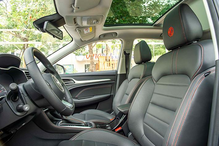 Phần vô-lăng của MG ZS mới giống hệt phiên bản cũ với thiết kế dạng D-Cut thể thao, cụm đồng hồ màu là chi tiết nâng cấp tiếp theo của xe. Trong khi đó, ghế ngồi của MG ZS 2021 cải tiến với ghế lái có tính năng chỉnh điện 6 hướng thay vì dạng cơ của bản cũ.