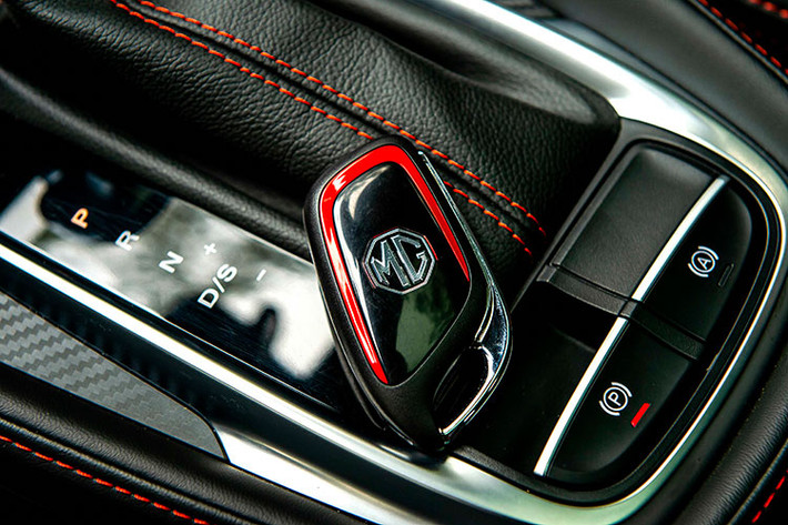 Các trang bị của xe như phanh chống bó cứng ABS, phân bổ lực phanh điện tử EBD, hỗ trợ phanh khẩn cấp EBA, cân bằng điện tử SCS, hỗ trợ khởi hành ngang dốc HHC, hỗ trợ đổ đèo HDC, kiểm soát lực kéo TCS, kiểm soát phanh ở góc cua CBC, cảm biến áp suất lốp TPMS, camera 360 độ, cảm biến lùi và 6 túi khí.