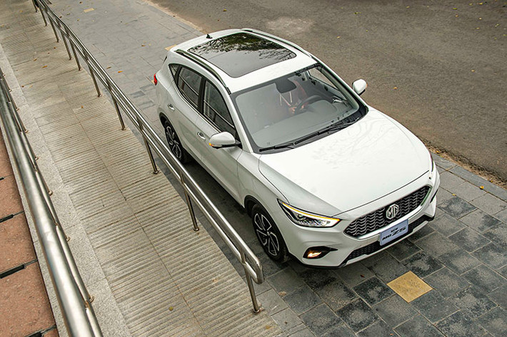 Bên phần hông, MG ZS thế hệ mới sử dụng bộ mâm hình lưỡi rìu Tomahawk kích thước 17 thay cho la-zăng đơn điệu trước đây. Cụm đèn hậu LED dạng khói mờ cũng là chi tiết mới trên MG ZS 2021, cản sau thiết kế khí động học và ống xả giả đã xuất hiện ở khu vực này giúp xe cân đối hơn bản cũ.