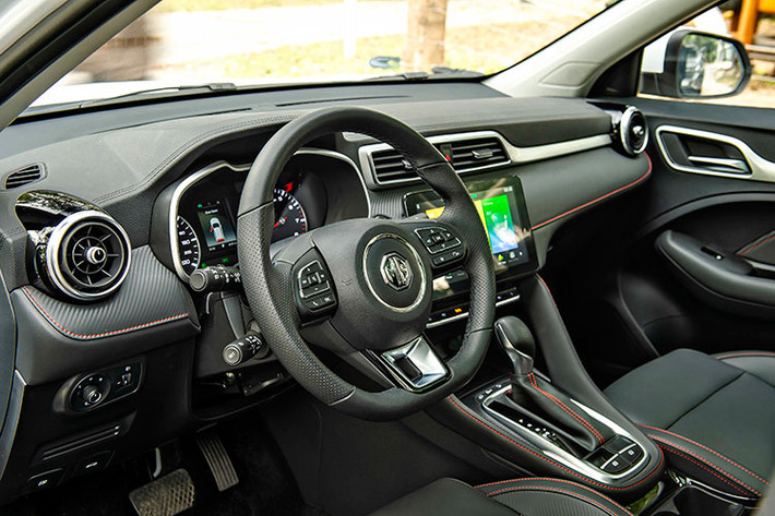 Ngoài ra, mẫu xe MG ZS mới còn có hệ thống điều hòa tự động với chức năng lọc bụi mịn PM2.5 cùng thiết kế liền mạch 1 dải thay cho dạng núm xoay của đời cũ là những chi tiết cải tiến đáng giá của MG ZS nâng cấp vừa ra mắt. Hơn nữa, xe còn được bổ sung cửa gió điều hòa hàng ghế sau rất phù hợp với thời tiết Việt Nam.