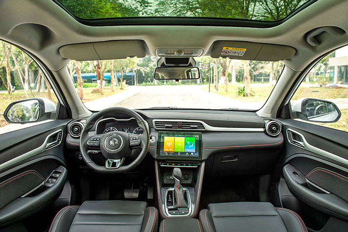 Không gian bên trong khoang lái của MG ZS 2021 giờ đây được tái thiết kế đơn giản và hiện đại hơn trông thấy. Đặc biệt, màn hình trung tâm theo phong cách tràn viền kích thước 10,1 inch hỗ trợ kết nối Apple CarPlay/Android Auto và được đặt cao hơn đời cũ.