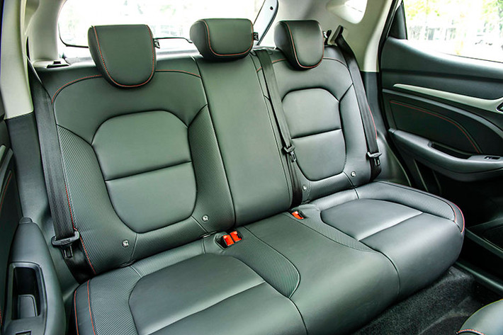 Về thị trường Việt Nam với giá bán thấp hơn so với các đối thủ cùng phân khúc nhưng các tính năng an toàn của MG ZS 2021 khá đầy đủ so với thị trường Thái Lan, đặc biệt ở trên phiên bản Lux+ cao cấp nhất. Cụ thể, xe sở hữu các trang bị đạt chuẩn an toàn 5 sao ASEAN NCAP...