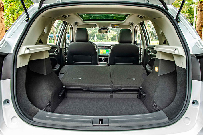 Bên dưới nắp ca-pô, cả 2 phiên bản của MG ZS 2021 vẫn được trang bị khối động cơ xăng, dung tích 1.5L cho công suất tối đa 112 mã lực và mô-men xoắn cực đại 150 Nm.