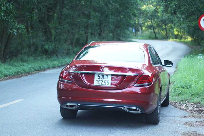 Chìa khoá Mercedes-Benz C180 là loại Keyless-Start hỗ trợ khởi động nút bấm, thế nhưng không phải là loại Keyless-Go nên người lái vẫn sẽ phải bấm chìa nếu muốn mở cửa hoặc mở cốp sau. Điểm cộng của C180 chính là ở khả năng khoá xe gập gương và mở cốp sau tự động thuận tiện cho người dùng. Vì đây là mẫu xe sang có giá rẻ nhất trong gia đình Mercedes-Benz C-Class, chính vì thế có thể thấy rằng nhiều chi tiết, tuỳ chọn, tiện nghi đã được cắt bớt nên người dùng cũng không quá chú ý.