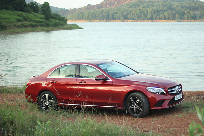 Mặc dù là xe rẻ nhất của Mercedes-Benz nhưng C180 vẫn đem lại cho người tiêu dùng yêu thích của thương hiệu xe Đức những giá trị của một dòng xe sang như: cảm giác lái, động cơ và công nghệ an toàn. Xe sở hữu cảm giác lái tốt từ vô lăng cho đến chân ga, hệ thống an toàn trên xe cũng hoạt động chính xác và đầy đủ. Do vậy với mức giá xe Mercedes-Benz C180 2020 là 1,399 tỷ đồng thì đây được xem là một lựa chọn hợp lý, đặc biệt khi mức phí trước bạ đang giảm 50% cho xe lắp ráp tại việt Nam.