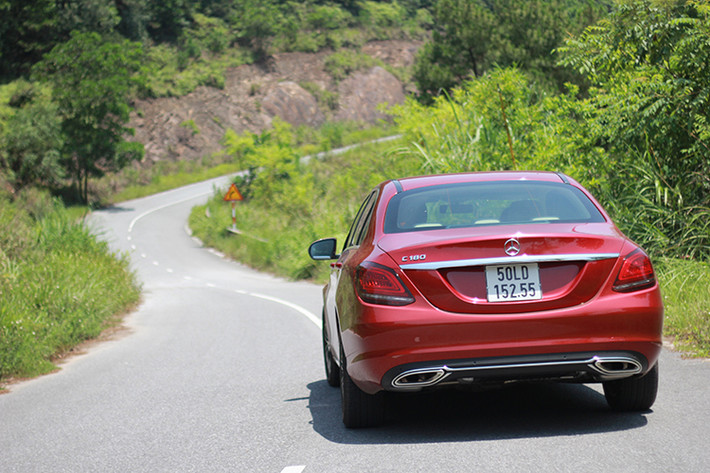 C180 sử dụng hệ thống treo trước kiểu xương đòn kép, hệ thống treo này có chi phí sản xuất, bảo dưỡng có chi phí cao hơn nhiều so với hệ thống treo trước như MacPherson nhưng bù lại hệ thống treo này giúp xe tối ưu độ bám khi ôm cua và giảm độ rung lắc nhiều khi vận hành trên đường gập ghềnh. Khả năng cách âm của xe cũng vẫn được đánh giá khá tốt trong phân khúc, tuy nhiên vẫn rất khó để loại bỏ tiếng ồn từ gầm lốp vọng lên do đặc trưng của dòng xe sedan cỡ nhỏ sử dụng lốp run-flat.