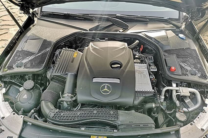Mercedes-Benz C180 chỉ được lắp đặt động cơ i4 tăng áp dung tích 1.5L giống như C200 trước đây nhưng với hộp số tự động 9 cấp G-Tronic thì người lái có thể trải nghiệm thú vị về thay đổi tốc độ. Xe có khả năng sản sinh công suất tối đa 156 mã lực tại dải tua máy 5.800-6.100 vòng/phút và có mô-men xoắn cực đại đạt 250Nm tại dải vòng tua 1.500-4.000 vòng/phút. Do vậy C180 có sức mạnh không kém gì các đối thủ cùng phân khúc, thậm chi còn mạnh hơn.