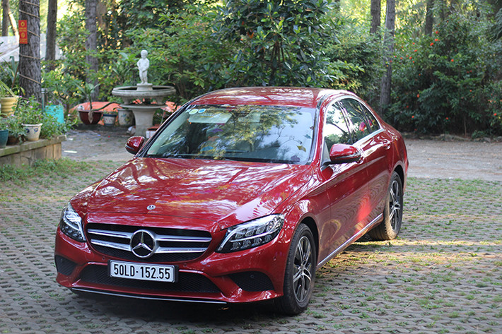Nhằm đưa giá bán xuống mức dễ tiếp cận hơn và mong muốn cạnh tranh hơn nữa với phân khúc sedan hạng D, hãng xe sang Đức đã cho ra mắt Mercedes-Benz C180 2020 mới. Đây là một cái tên điển hình nhằm cạnh tranh với cả những chiếc xe "chiếu dưới" như Toyota Camry, Honda Accord hay Mazda 6... Để làm được điều này, dĩ nhiên yếu tố giá rẻ sẽ được đặt lên hàng đầu và C180 đang thể hiện tốt điều đó so với những đối thủ bình dân đến từ Nhật Bản.