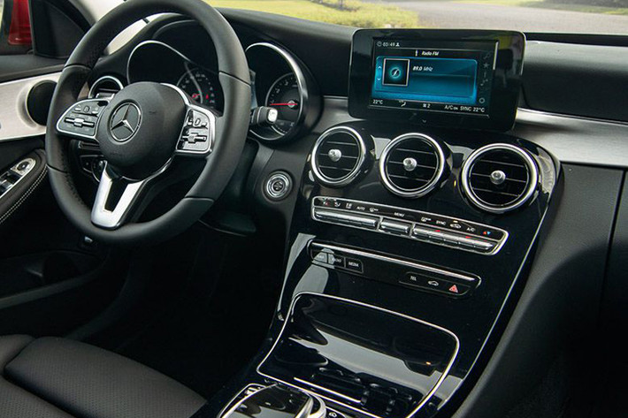 Đặt cao nhất là màn hình giải trí có kích thước 7 ich inch được điều khiển qua touchpad, kết nối Apple Car Play/Android Auto, USB và Bluetooth. Ngay dưới là 3 hốc gió lấy cảm hứng từ động cơ phản lực trên những chiếc chuyên cơ. Các phím chức năng như điều hòa, radio.. đã được lược giản so với thế hệ cũ, bố trí rất gọn gàng và dễ sử dụng. Cụm touchpad điều khiển trên bệ tỳ tay và các phím chức năng cùng Dynamic Select.