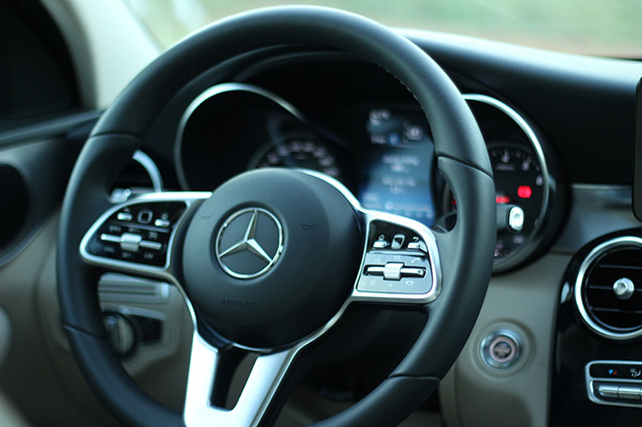 Mercedes-Benz C180 thế hệ mới cũng được trang bị vô-lăng ba chấu bọc da Nappa cao cấp, chỉnh điện 4 hướng và trợ lực điện. Các nút bấm tích hợp các chức năng đàm thoại, âm lượng… được bố trí đối xứng hai bên, cần số và hai lẫy chuyển số thể thao ở phía sau mang đến trải nghiệm phấn khích khi cầm lái hoặc đi đèo dốc liên tục.