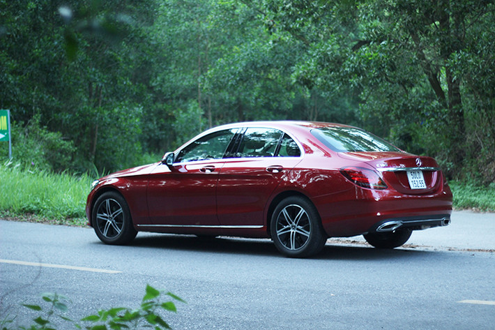 Mẫu xe sang Mercedes-Benz C180 2020 hướng đến những đối tượng khách hàng là người trẻ tuổi thành đạt, còn hầu hết những chiếc sedan cỡ trung bình dân đều tập trung đến khách hàng trung tuổi nhiều hơn. Do đó, mới chỉ nhìn thoáng qua, Mercedes-Benz C 180 mới đã thuyết phục người dùng ngay ở ngoại hình nhờ kích thước Dài x Rộng x Cao lần lượt là 4.686 x 1.810 x 1.442 (mm), chiều dài trục cơ sở xe đến 2.840 mm.