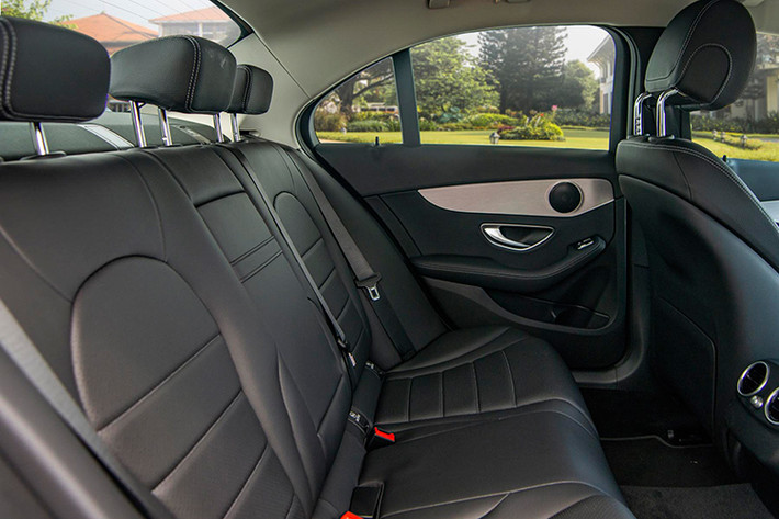 Mặc dù Mercedes-Benz C180 giá rẻ nhất trong phân khúc, nhưng hãng xe sang Đức cũng không cắt quá nhiều trang bị trên xe. Bạn vẫn có hệ hệ thống treo tự thích ứng AGILITY CONTROL, hệ thống hỗ trợ đỗ xe chủ động Active parking assist tích hợp PARKTRONIC, 5 chế độ lái DYNAMIC SELECT. Về tính năng an toàn, C 180 được trang bị 7 túi khí, cảnh báo mất tập trung ATTENTION ASSIST; hệ thống ESP Curve Dynamic Assist giúp ổn định thân xe khi vào cua; phanh tay điều khiển điện với chức năng nhả phanh thông minh; lốp xe run-flat...