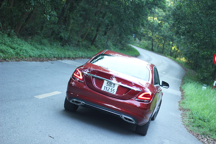 Đuôi xe thu hút ánh nhìn với cụm đèn hậu dạng LED hai tầng hình thoi ôm sát hai bên hông. Bên cạnh đó là những chi tiết mạ chrome như thanh nẹp cửa, cản gầm và ống xả kép tăng thêm vẻ bóng bẩy cho chiếc sedan nước Đức. Những chi tiết còn lại như gương chiếu hậu chỉnh/gập điện tích hợp báo rẽ, đi kèm bộ nhớ vị trí dành cho người lái. Mâm xe cỡ 17-inch, 5 chấu kép 2 tông mang đến hiệu ứng đẹp mắt khi chuyển động.