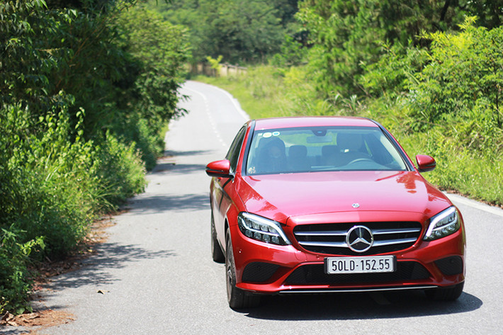 Ngoài ra, C180 sử dụng loại lốp run-flat mà không có lốp phụ thay thế - đây thực sự là điểm người dùng chưa ưng ý với một mẫu xe hạng sang. Với điều kiện đường xá Việt Nam hiện nay, không trang bị lốp dự phòng là một điểm bất tiện với C180. Bởi nếu ta di chuyển trên các cung đường vùng cao nhiều khi hàng 100km không có đơn vị cung cấp lốp đúng chủng loại. Một điều nữa là lốp run-flat cho cảm giác lái chắc chắn nhưng do hơi cứng nên sẽ tạo độ ồn hơi lớn.