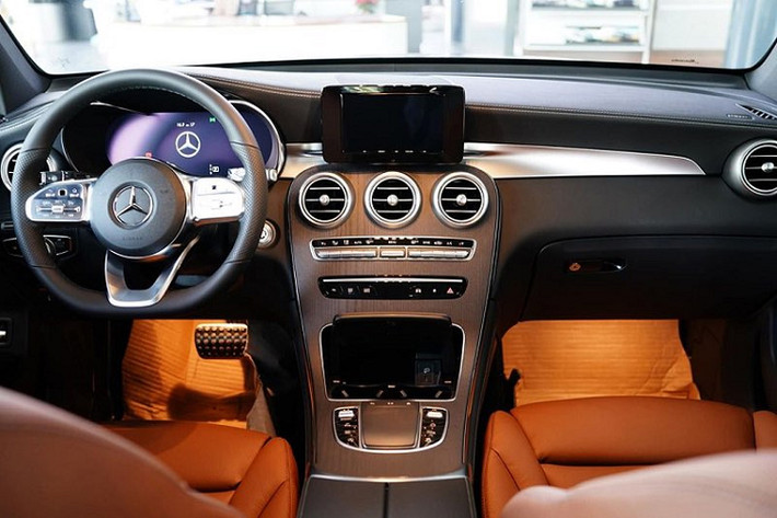 Ngoài ra xe còn sở hữu màn hình màu TFT 7-inch, hệ thống giải trí MBUX đời mới, bộ thu sóng phát thanh, kết nối Bluetooth, trình duyệt Internet... Touchpad điều khiển cảm ứng trên bệ trung tâm, đầu đọc thẻ cho hệ thống dẫn đường và định vị vệ tinh toàn cầu GPS, cổng kết nối truyền thông đa phương tiện phía dưới tựa tay trung tâm và hỗ trợ các thiết bị giải trí di động.