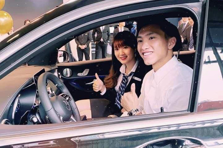 Mercedes-Benz GLC 300 của Văn Hậu mới tậu được ra mắt thị trường Việt vào đầu năm 2020 và thuộc phiên bản facelift với một số cải tiến mới. Ở ngoại thất, phiên bản GLC 300 sử dụng gói ngoại thất AMG line, đi cùng mâm xe AMG 19 inch 5 chấu kép... cùng nhiều chi tiết mới được nâng cấp.