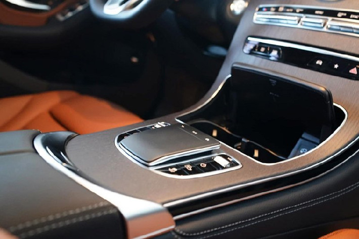 Về trang bị an toàn, GLC 300 2020 mới còn mang trong mình hàng loạt các tính năng an toàn vượt trội như: hỗ trợ đỗ xe tự động Active Parking Assist; ATTENTION ASSIST; ESP Curve Dynamic Assist; Crosswind Assist; phanh tay điều khiển điện với chức năng nhả phanh thông minh; túi khí phía trước, túi khí bên hông phía trước, túi khí đầu gối cho người lái, túi khí cửa sổ, Camera 360 độ...