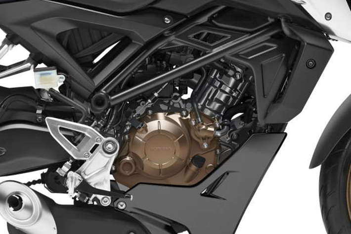 Tiếp đó, sự nâng cấp tiếp theo dành cho chiếc xe là ở sức mạnh động cơ. Khối động cơ xy-lanh đơn DOHC 124,9cc làm mát bằng nước đã đạt tiêu chuẩn Euro 5, cho sức mạnh lớn hơn trước 1,6 mã lực lên con số 14,75 mã lực tại 10.000 vòng tua/phút cùng mô-men xoắn cực đại đạt 11,6Nm tại 8.000 vòng tua/phút.